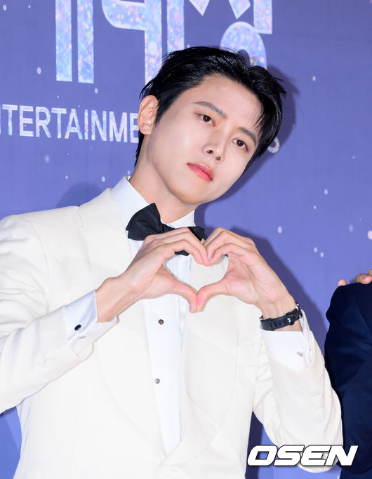 [OSEN=이대선 기자] 29일 오후 서울 마포구 MBC 미디어센터 공개홀에서 ‘2025 MBC 방송연예대상’ 레드카펫 행사가 열렸다.올해 MBC 방송연예대상 주인공은 유재석, 전현무, 기안84로 압축된다.MBC 방송연예대상은 29일 오후 8시 50분 MBC에서 생중계된다. 주우재가 레드카펫을 밟고 있다. 2025.12.29 /sunday@osen.co.kr