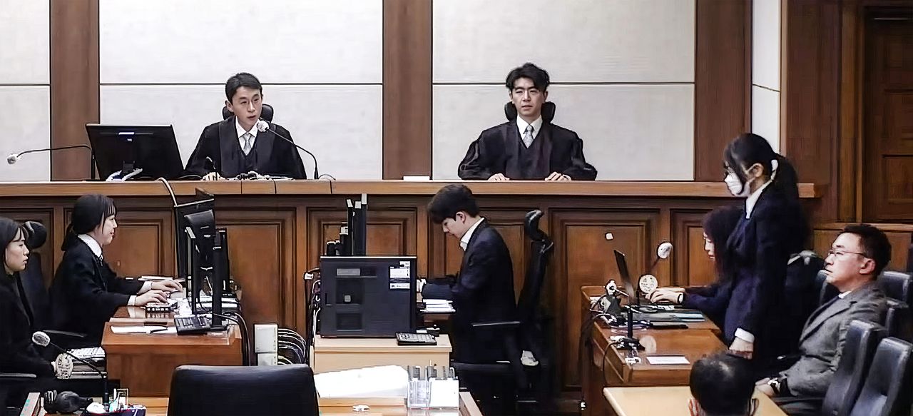 김건희 여사가 28일 오후 서울 서초구 중앙지방법원에서 자본시장법?정치자금법 위반, 특정범죄 가중처벌법상 알선수재 혐의 1심 선고 공판에서 선고를 받고 있다. 중앙지법 캡처 