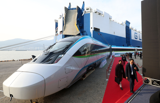 현대로템이 지난해 12월 경남 창원시 마산항에서 ‘우즈베크 고속차량 초도 편성 출항식’을 열었다. 국산 고속철을 해외에 수출한 첫 사례다. 연합뉴스