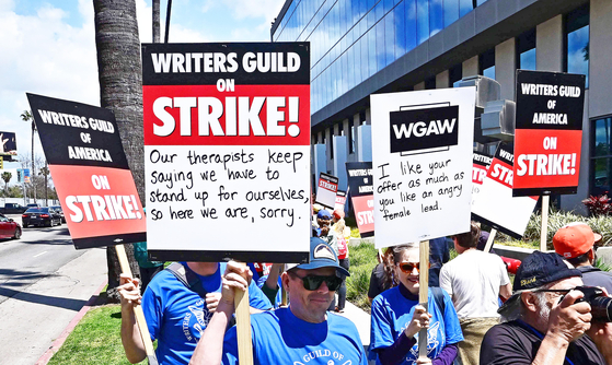 2023년 5월 2일(현지시간) 미국 캘리포니아주 할리우드 선셋대로에 있는 넷플릭스 본사 앞에서 미국작가조합(WGA) 소속 작가들이 파업에 돌입, 피켓 시위를 벌이고 있다. AFP=연합뉴스