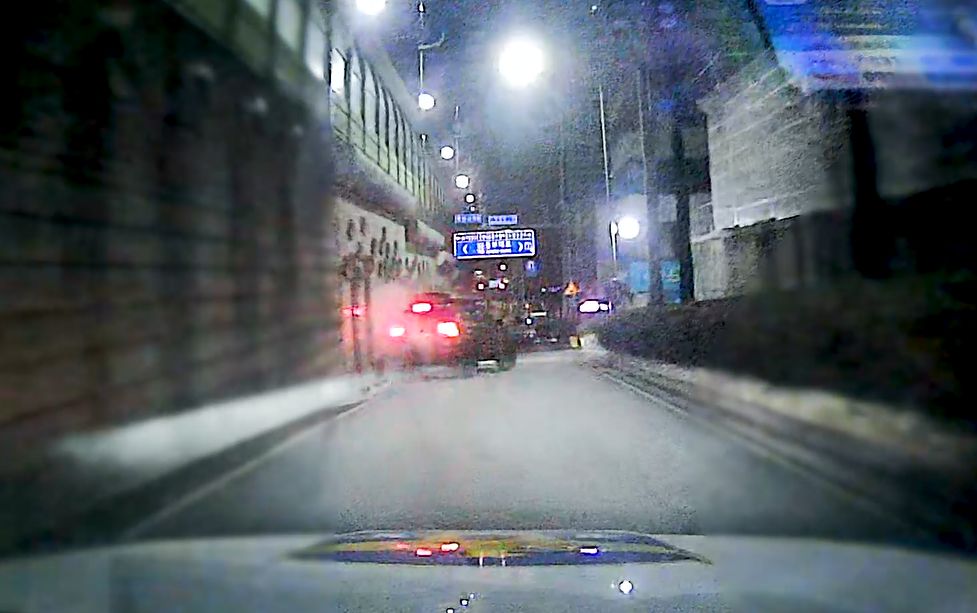 경기 수원영통경찰서는 지난 28일 오전 1시10분쯤 특수공무집행방해치상, 도로교통법상 음주운전 및 난폭운전전 등 혐의로 회사원 A씨(30대)를 붙잡아 구속영장을 신청했다. 사진은 추격 중인 순찰차 블랙박스 영상에 담긴 A씨 차량 도주 모습. 사진 경기남부경찰청