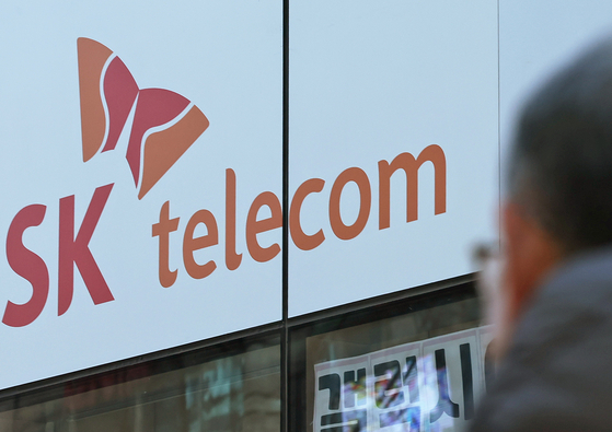 30일 SK텔레콤은 한국소비자원에 유심 해킹 사태 관련 '1인당 10만원을 지급하라'는 조정안을 받아들이지 않겠다는 내용의 서면을 제출했다. 뉴스1