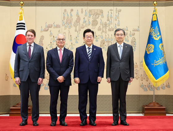 이재명 대통령이 지난해 9월 29일 용산 대통령실에서 열린 주한대사 신임장 제정식에서 우고 아스투토 주한유럽연합대사로부터 신임장을 받은 뒤 기념 촬영을 하고 있다.   왼쪽부터 롤란드 호네캄프 참사관, 아스투토 대사, 이재명 대통령, 조현 외교부 장관. 연합뉴스