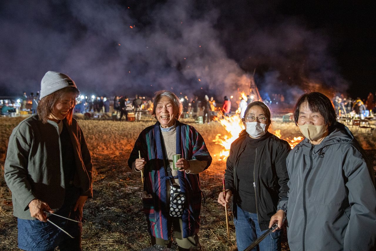 시와스 마쓰리에서 활짝 웃고 있는 주민들. 직접 구운 사슴고기와 소시지, 빙어 등을 맛보라며 건넸다. 