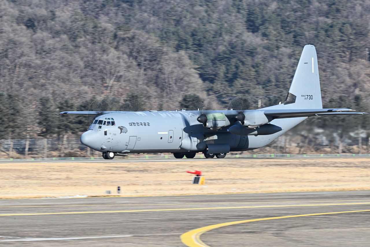 공군은 특수비행팀 블랙이글스가 28일 오전 사우디아라비아에서 열리는 국제 방위산업 전시회(WDS)에 참가하기 위해 원주기지를 출발했다고 밝혔다. 사진은 28일 지원요원과 화물을 실은 C-130가 이륙을 위해 지상활주를 하는 모습. 사진 공군=뉴스1