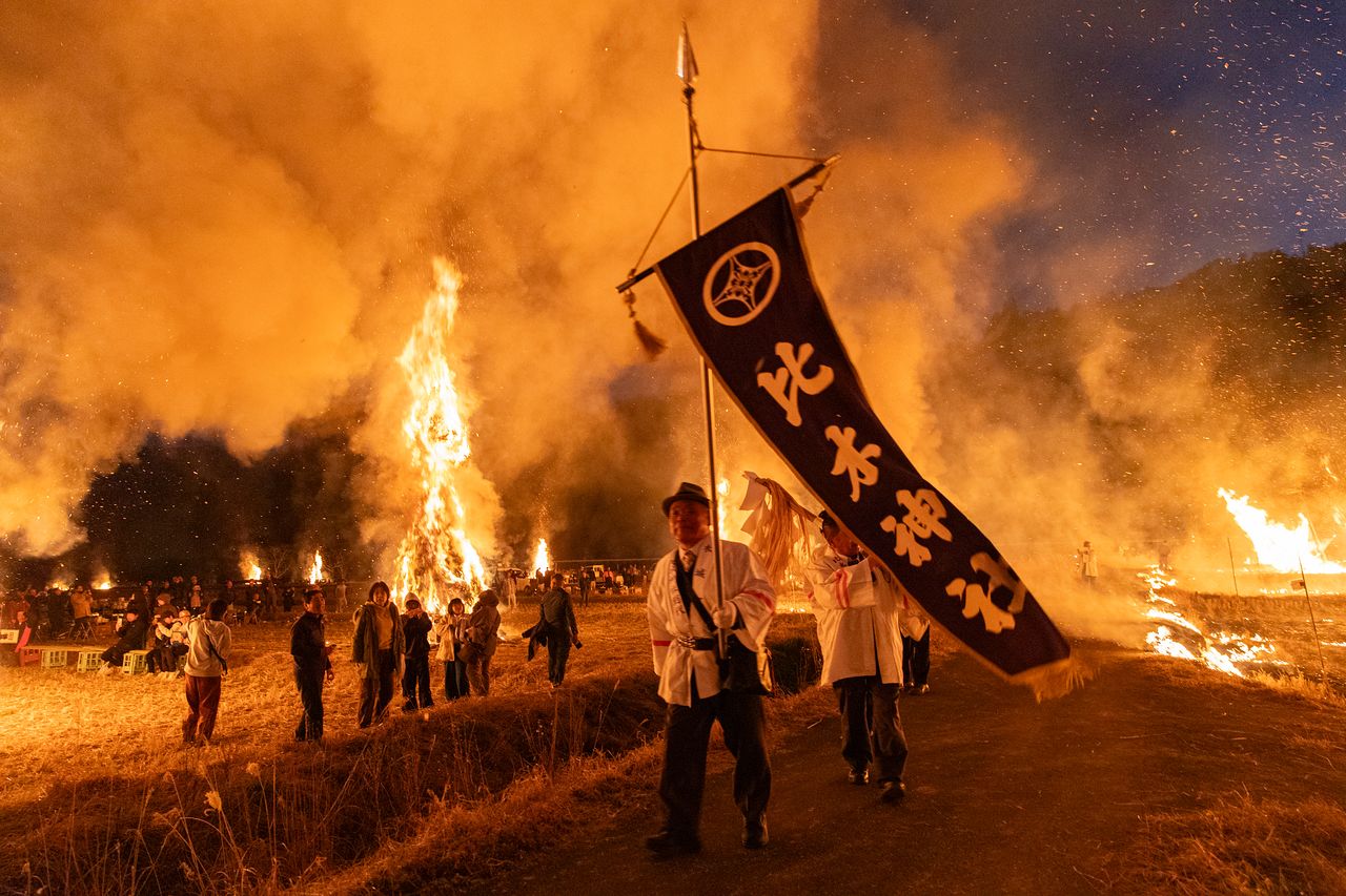 일본 미야자키 현의 산골마을 ‘난고촌’에는 백제 왕족을 기리는 축제를 1300여년째 이어오고 있다. ‘시와스 마쓰리’의 하이라이트인 ‘맞이불’이 진행되는 모습. 30여개 불기둥에 불을 붙이고 신사에서 모셔온 백제 왕족의 영령을 들고 행진한다.