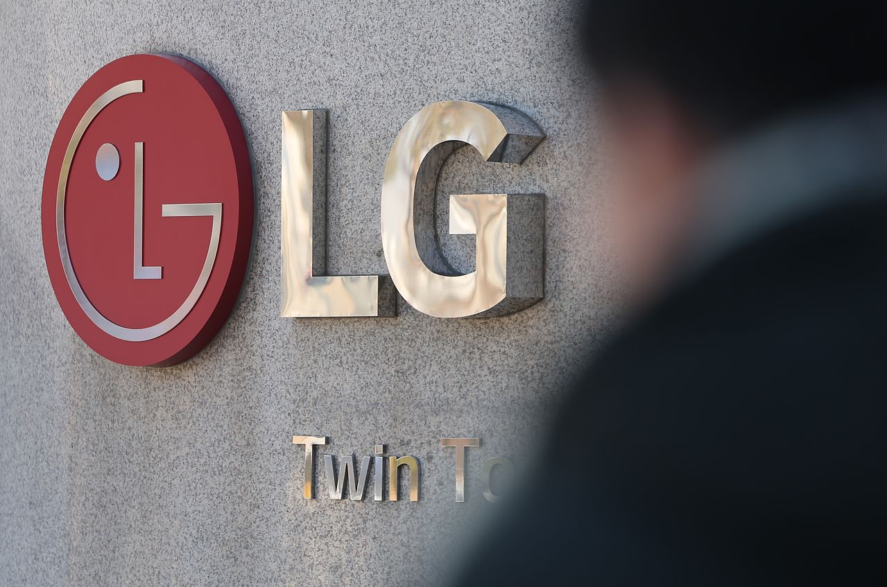 LG전자는 지난해 4분기 연결 기준 영업손실 1090억원을 기록하며 2016년 이후 9년 만에 분기 적자로 돌아섰다. 다만 연간 매출은 89조2009억원으로 전년 대비 1.7% 증가해 2년 연속 사상 최대치를 경신했다. 서울 여의도 LG전자 사옥 모습. 사진 뉴스1