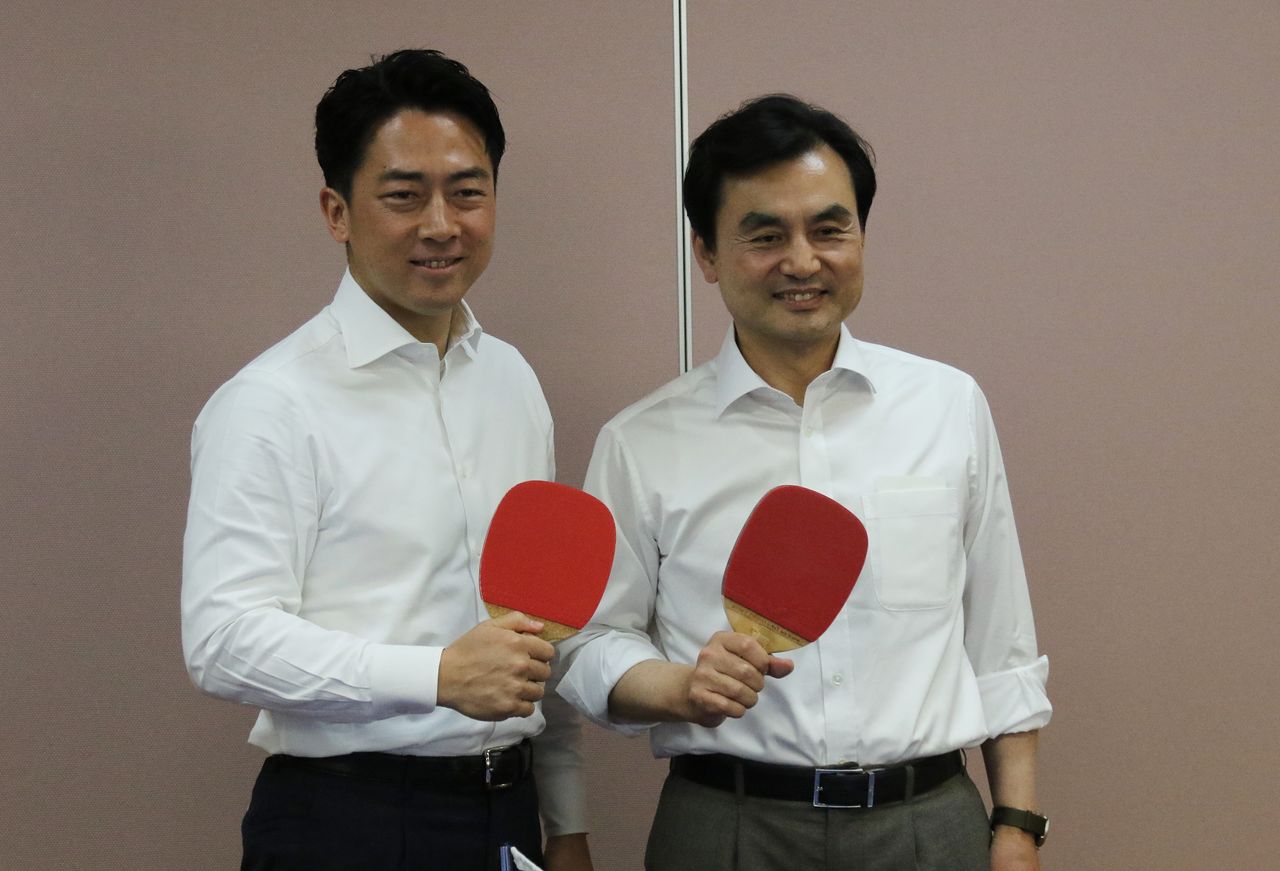 안규백 국방부 장관(오른쪽)과 고이즈미 신지로 일본 방위상이 30일 일본 가나가와현 요코스카시 해상자위대 총감부에서 탁구를 친 후 기념 촬영하고 있다. 연합뉴스, 