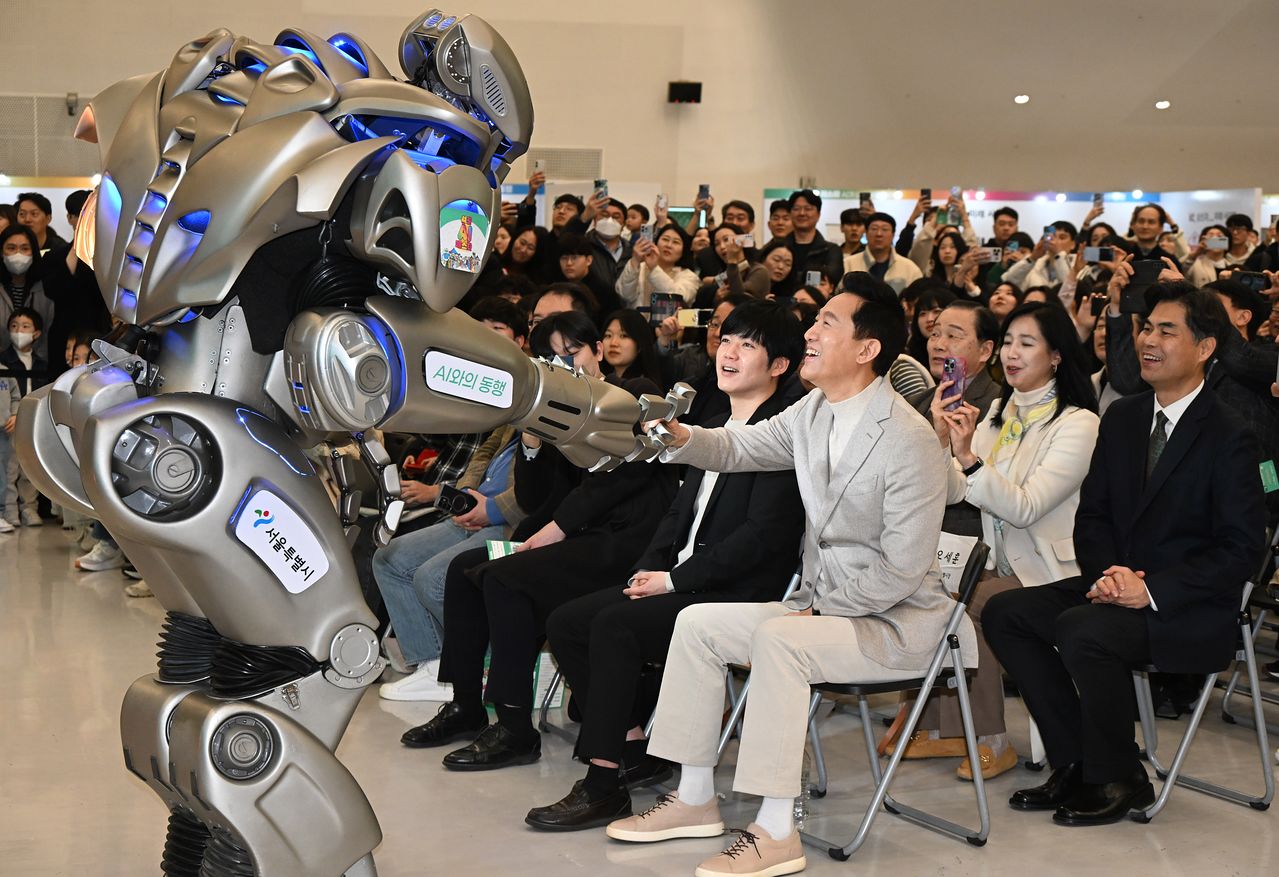 오세훈 서울시장이 지난해 열린 서울 AI 페스타 2025 개막식 행사에서 세계 최대 휴머노이드 로봇 타이탄과 악수하고 있다. [사진 서울시]