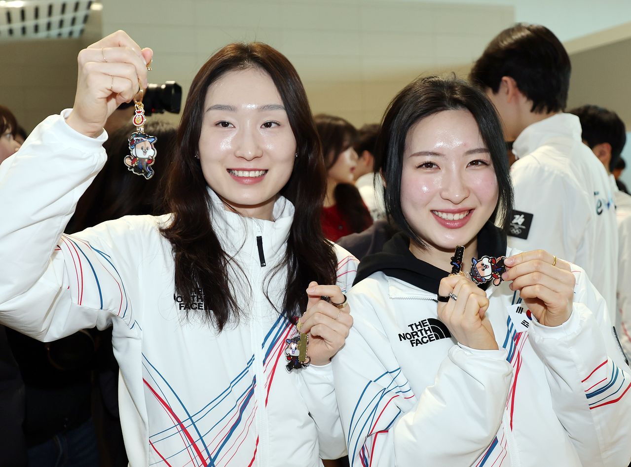 30일 출국을 앞두고 밝은 표정으로 기념품을 자랑하는 쇼트트랙 국가대표 최민정(왼쪽)과 김길리. 뉴스1 