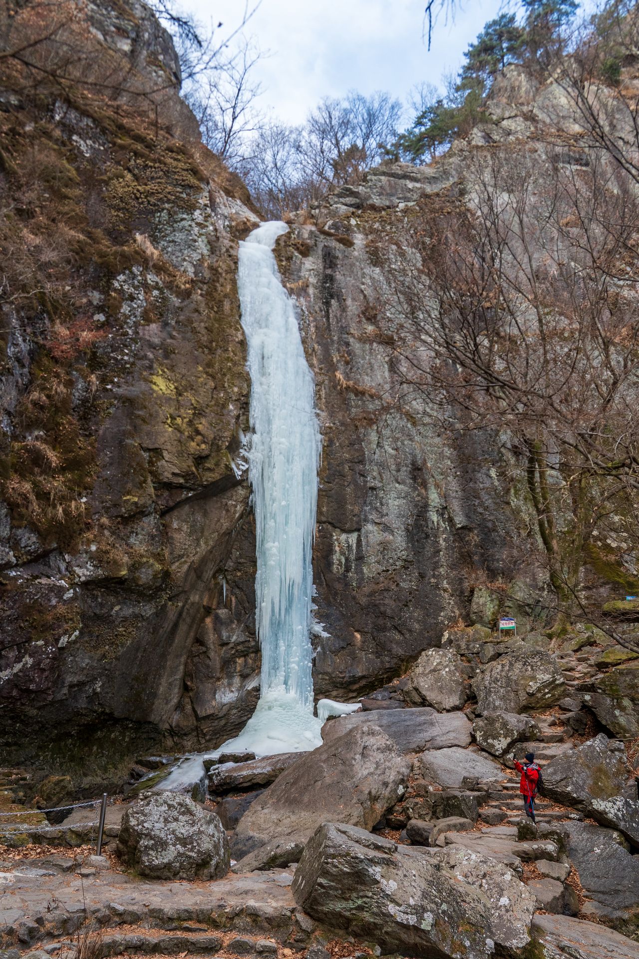 28m 높이 대혜폭포가 강추위에 꽝꽝 얼어붙었다. 백종현 기자