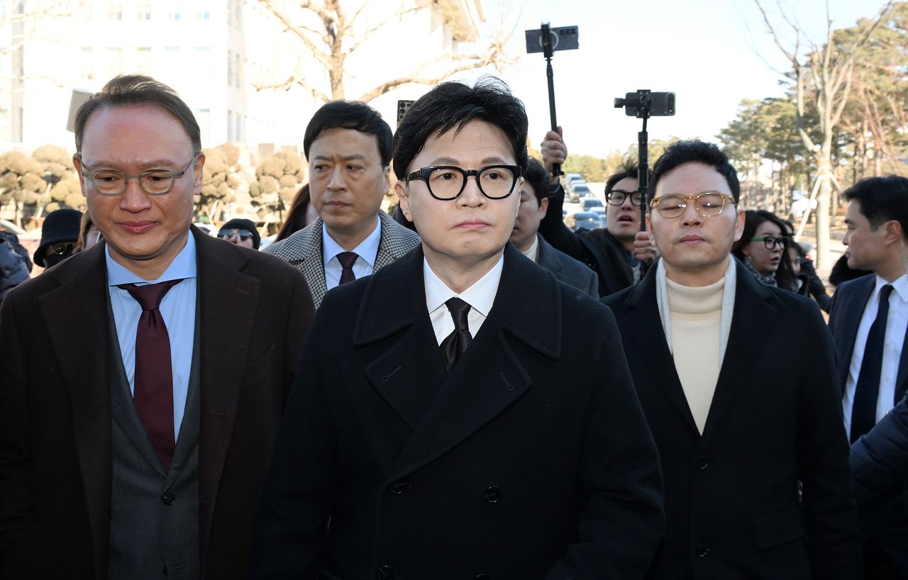 한동훈 전 국민의힘 대표가 29일 서울 여의도 국회 소통관에서 국민의힘 지도부의 제명 결정에 관한 입장 발표를 위해 발걸음을 옮기고 있다. 뉴스1