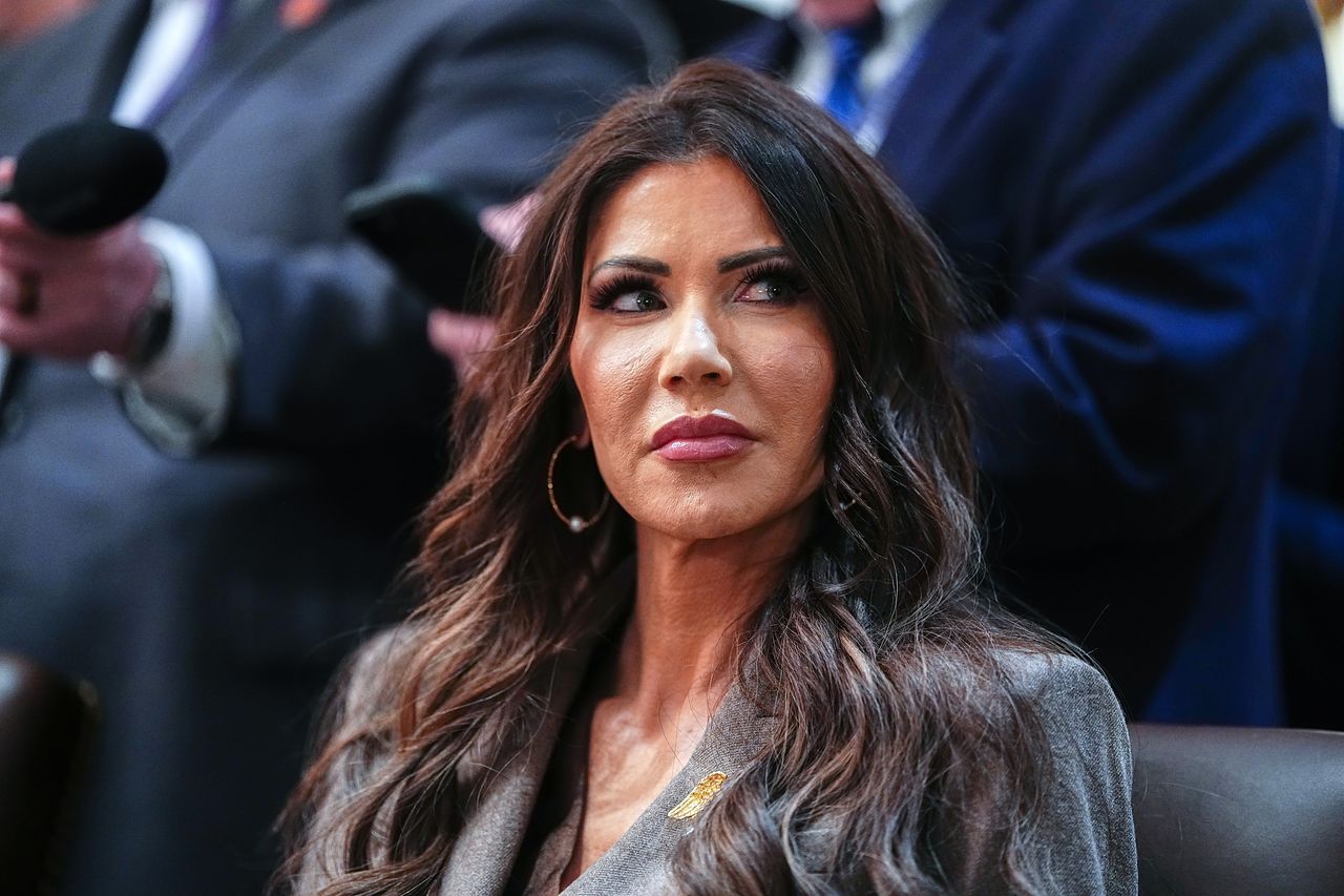 크리스티 놈 미국 국토안보부(DHS) 장관이 29일(현지시간) 미국 워싱턴 D.C. 백악관 내각 회의실에서 열린 내각 회의에 참석하고 있다. 트럼프 대통령은 놈 장관에게 발언권을 주지 않았다. EPA=연합뉴스