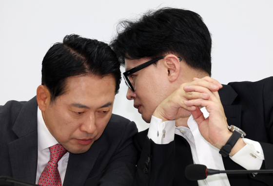 한동훈 전 국민의힘 대표(오른쪽)가 2024년 10월 인천시 강화군 강화문화원에서 열린 현장최고위원회에서 장동혁 대표와 대화하고 있다. 뉴스1