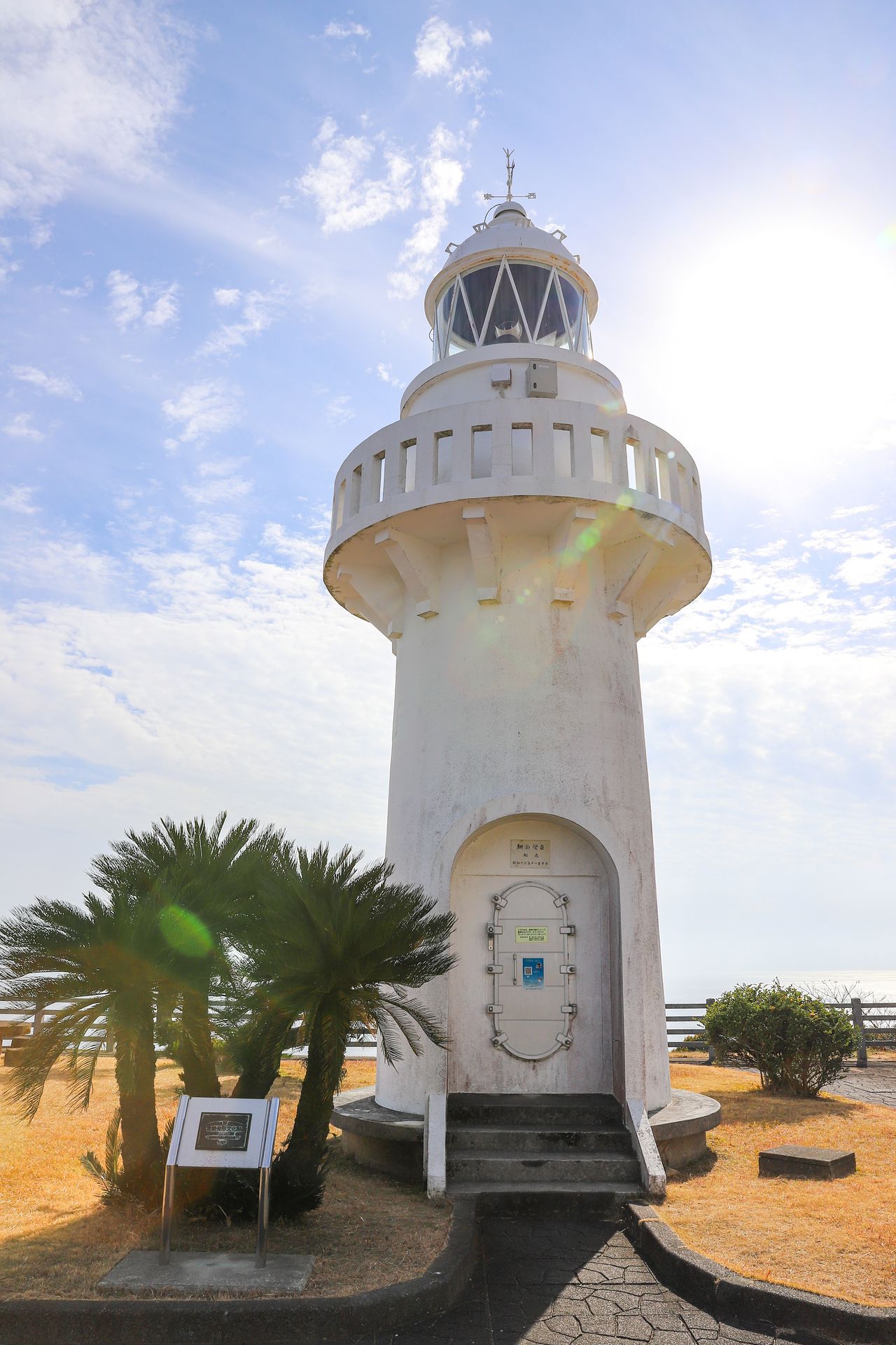 휴가 곶에 자리한 호소시마 등대. 1910년에 벽돌로 만든 뒤 1941년 하얗게 칠했다. 