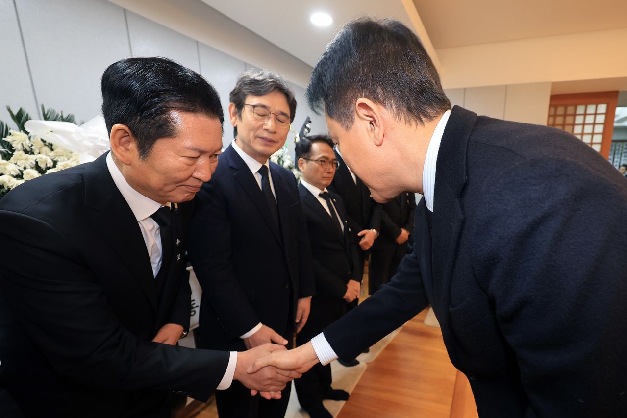 오세훈 서울시장이 30일 오후 서울 종로구 서울대학교병원 장례식장에 마련된 故 이해찬 전 국무총리의 빈소에서 조문 후 정청래 더불어민주당 대표와 인사하고 있다. 뉴스1