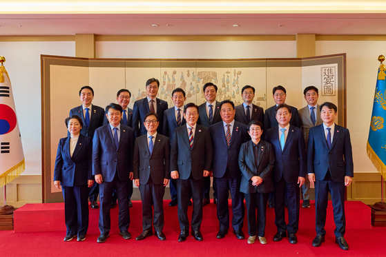 (서울=뉴스1) 허경 기자 = 이재명 대통령이 지난해 12월 18일 서울 용산 대통령실에서 열린 대전·충남 국회의원 오찬 간담회에서 참석자들과 기념촬영을 하고 있다. 뉴스1