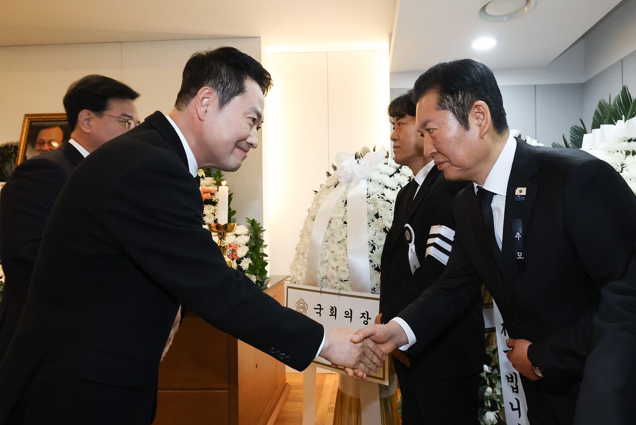장동혁 국민의힘 대표가 30일 서울 종로구 서울대학교병원 장례식장에 마련된 고 이해찬 전 국무총리의 빈소에서 조문을 한 뒤 정청래 더불어민주당 대표와 악수하고 있다. 임현동 기자