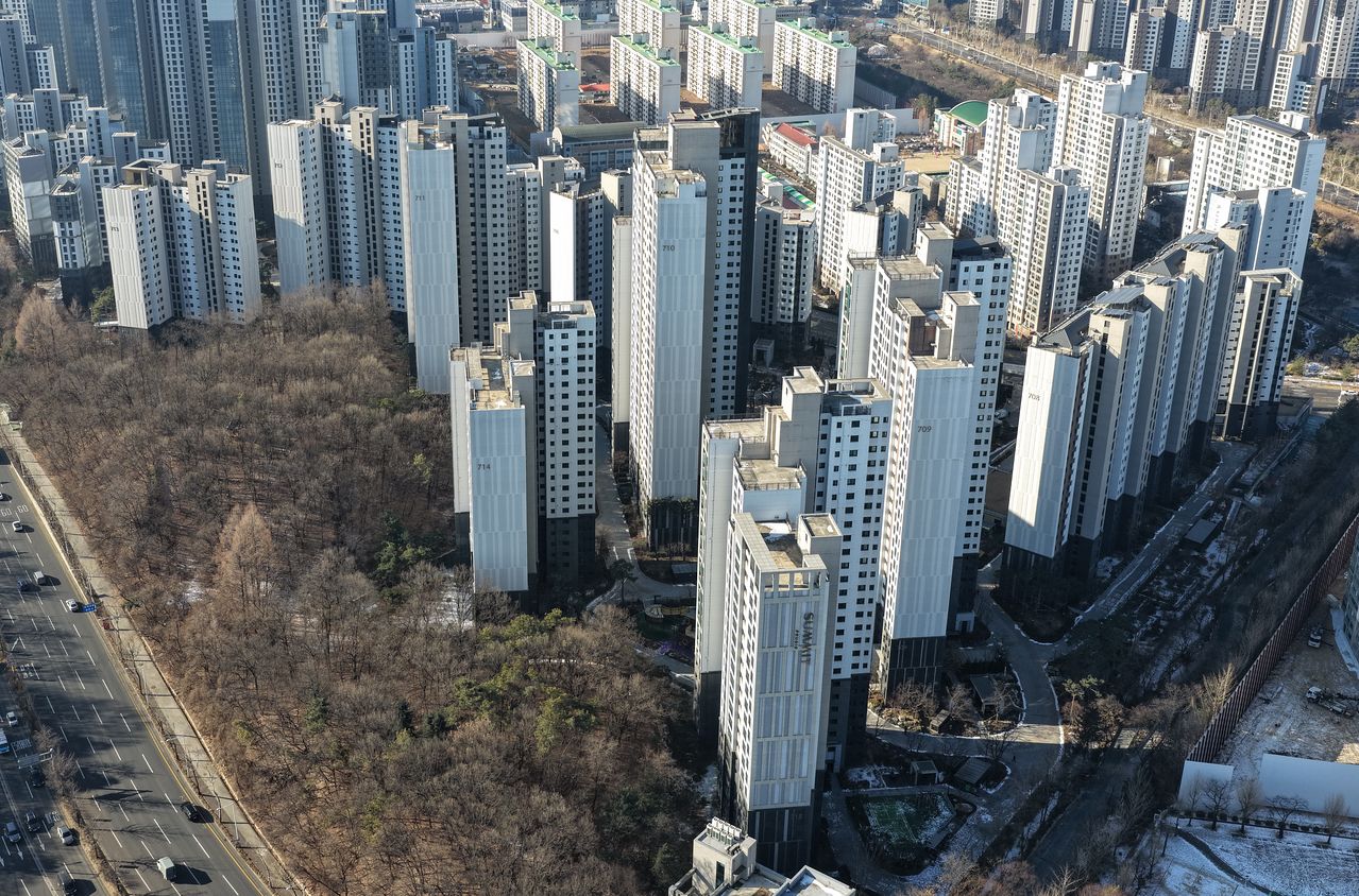 정부는 29일 9·7 공급대책의 후속 조치인 '도심 주택공급 확대 및 신속화 방안'을 공개했다. 방안에 따르면 정부는 서울과 수도권 도심의 공공부지와 유휴부지를 적극 활용해 총 6만호를 공급할 계획이다.   사진은 이날 경기도 과천시 과천역 인근 아파트의 모습. 연합뉴스