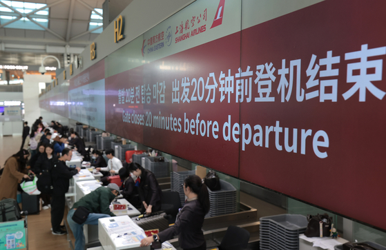 중국이 한국을 포함한 45개국에 대한 무비자 입국 조치를 2026년 말까지 연장했다. 4일 인천국제공항 제1여객터미널 출국장이 여행객들로 붐비고 있다. 뉴스1