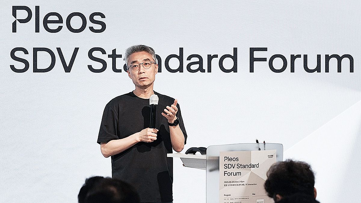 지난해 8월 20일 경기 성남 판교 소재 소프트웨어드림센터 사옥에서 열린 '플레오스 SDV 스탠다드 포럼'에서 송창현 AVP본부장 겸 포티투닷 대표가 발표하고 있다. 사진 현대차그룹