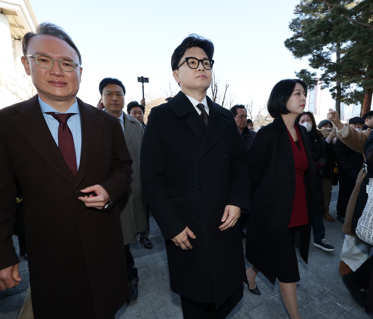 한동훈 전 국민의힘 대표(가운데)가 29일 오후 국회에서 기자회견 후 이동하고 있다. 임현동 기자