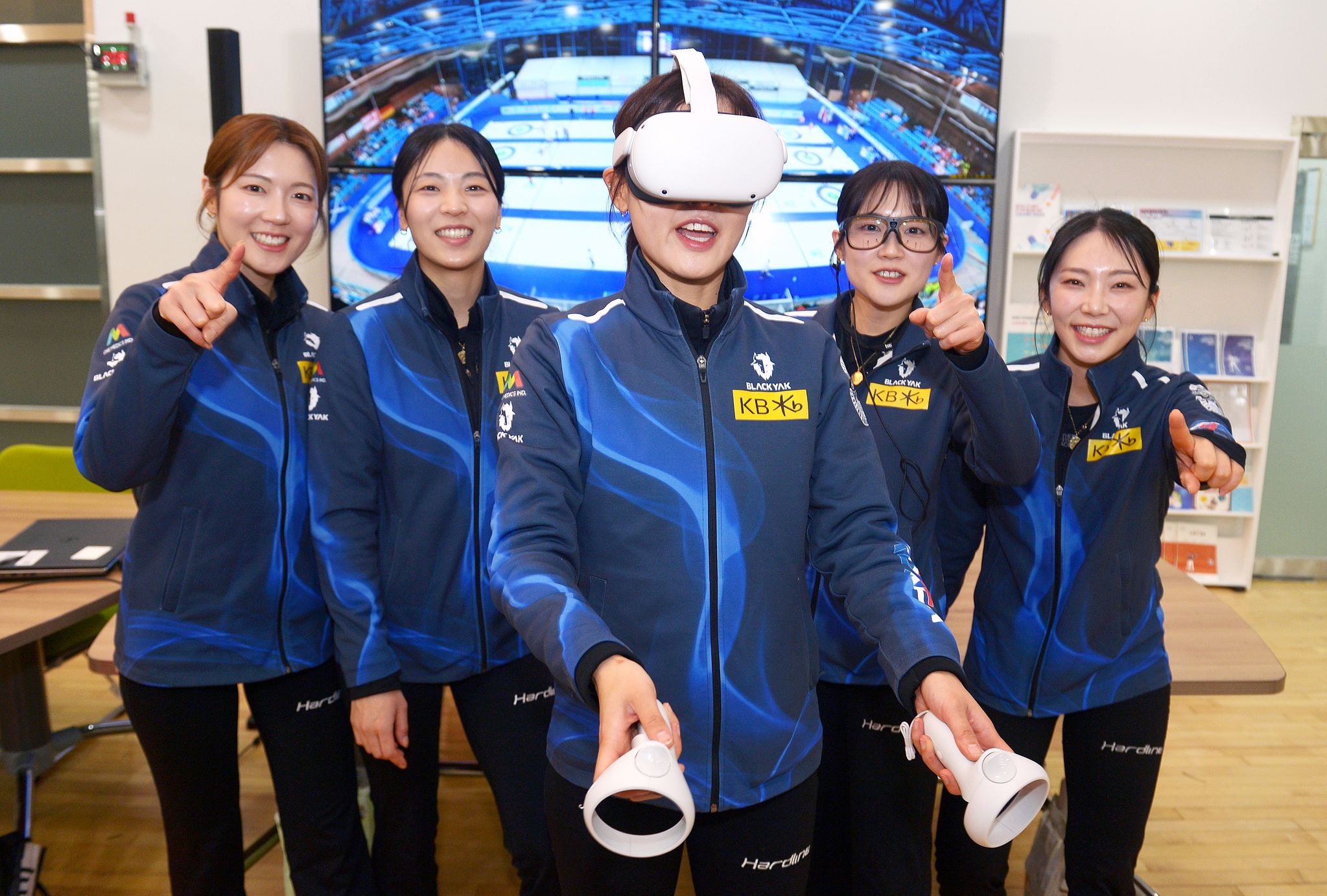 VR 장비로 훈련하는 김은지(가운데). 설예은(오른쪽 둘째)은 아이트래커를 착용하고 있다. 김성태 객원기자