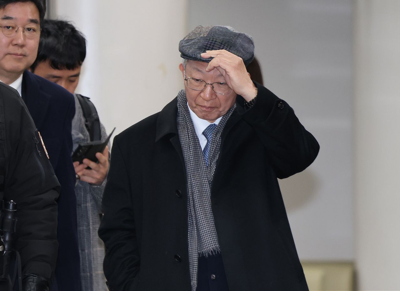 양승태 전 대법원장이 30일 서울 서초구 서울고등법원에서 열린 '사법농단 혐의' 항소심 선고 공판에서 징역 6개월에 집행유예 1년을 선고 받은 후 법원 청사를 나서고 있다. 뉴스1