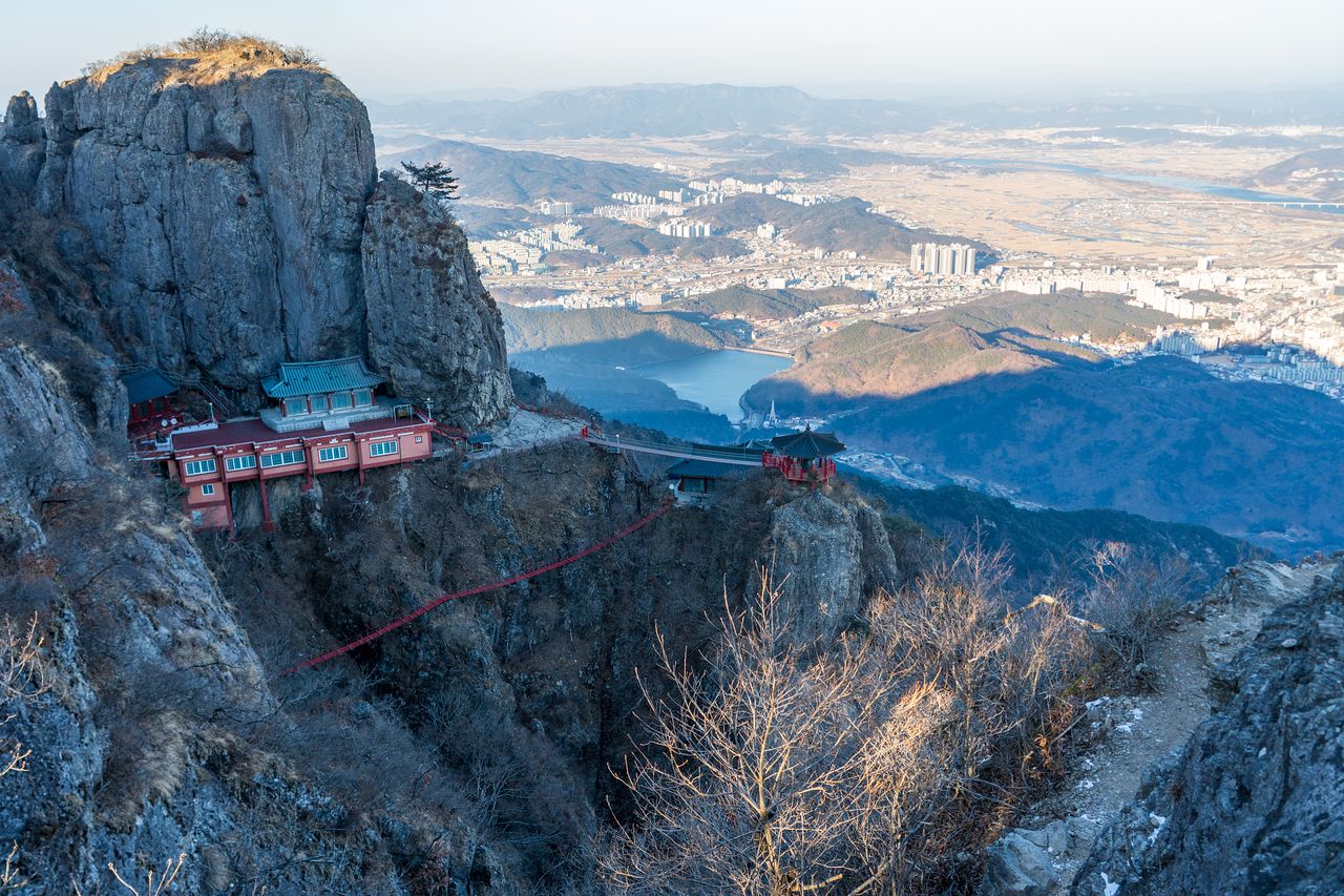 금오산 정상 벼랑에 자리한 도량 약사암. 절집에서 보면 구미 시내와 산업단지, 그 사이를 휘감아 도는 낙동강이 아득한 풍경으로 펼쳐진다. 백종현 기자