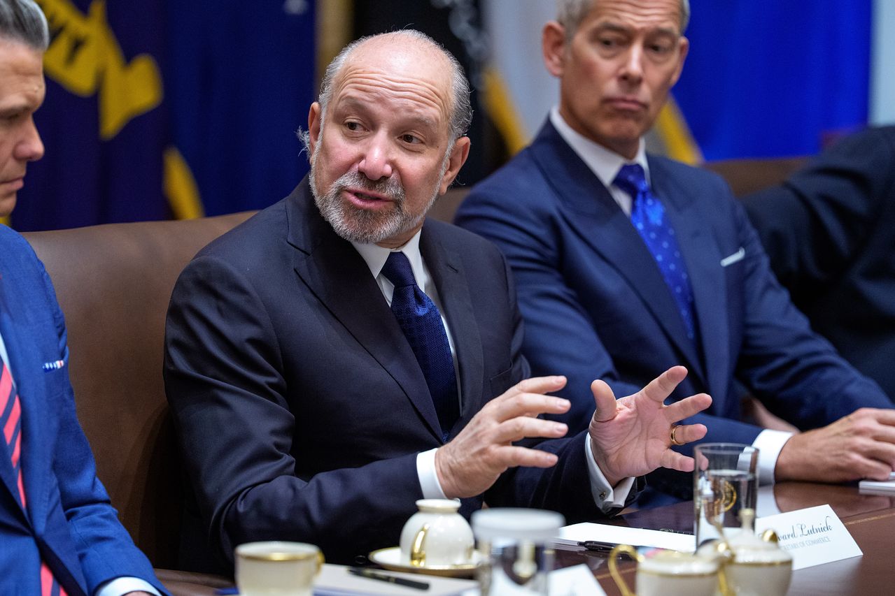 현지시간 29일 내각 회의에서 관세 정책을 총괄하고 있는 하워드 러트닉 미국 상무부 장관(가운데)이 발언하고 있다. 이날 상무부가 발표한 지난해 11월 미국의 무역적자 규모는 큰폭으로 늘어난 것으로 나타났다. EPA=연합뉴스