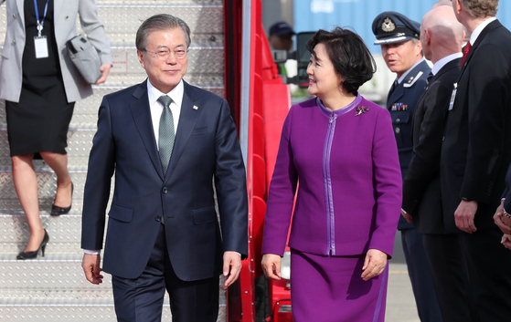 김정숙 여사가 해외 순방 등에 착용한 옷값이 특활비로 납부했다는 의혹이 제기됐지만 경찰은 재수사 끝에 최종 불송치 결정을 내렸다. 2019년 6월 문재인 대통령과 부인 김정숙 여사가 노르웨이를 방문했을 당시의 모습. 청와대사진기자단