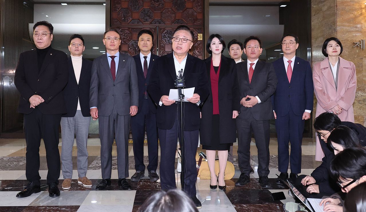국민의힘 친한계 의원들이 29일 오후 국회에서 한동훈 전 대표 제명 결정에 대한 입장을 밝히고 있다. 임현동 기자