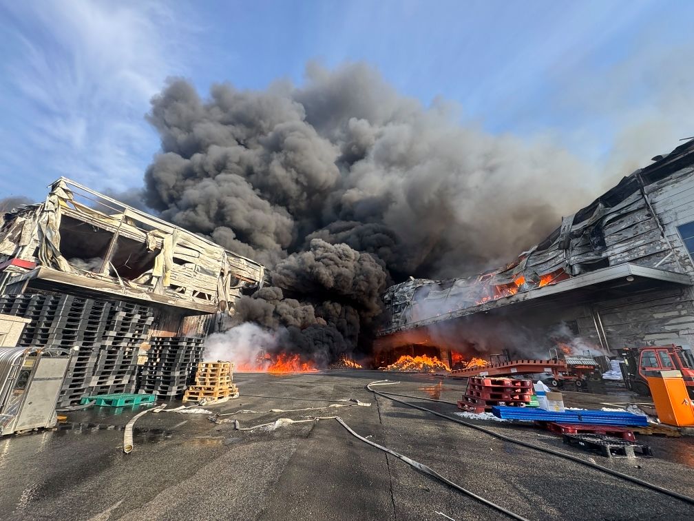 30일 오후 충북 음성군 맹동면 두성리의 한 소재 공장에서 화재가 발생했다. 사진 충북소방본부= 뉴스1