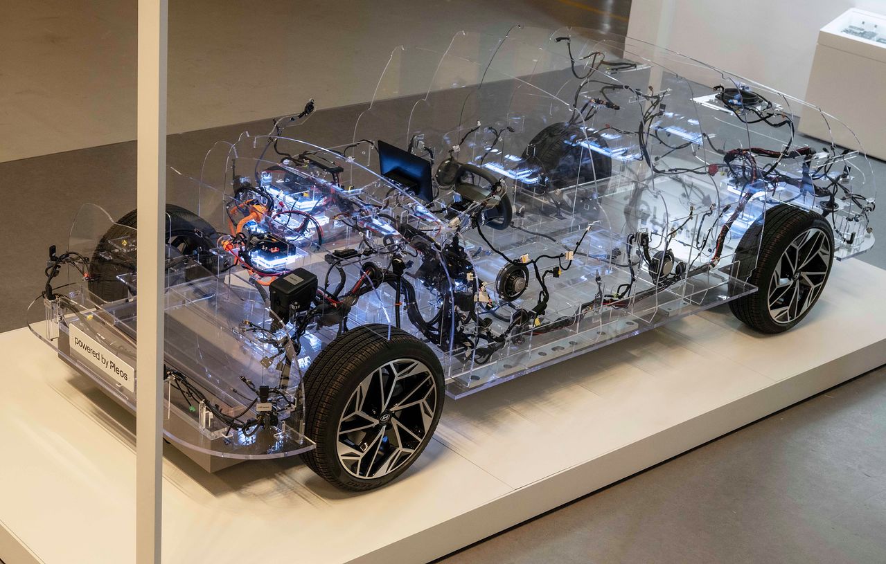 AVP본부가 주도해 개발한 중앙집중형 전기전자(E&E) 아키텍처 모형이 지난해 3월 서울 코엑스에서 열린 현대차그룹 개발자 컨퍼런스 '플레오스 25'에서 전시돼 있다. 각 기능마다 개별 제어기가 분산된 기존 형태를 바꿔 물리적 구역에 따라 제어기를 통합한 것이 특징이다. 자율주행차에선 통합 신경망에 해당한다. 사진 현대차그룹 