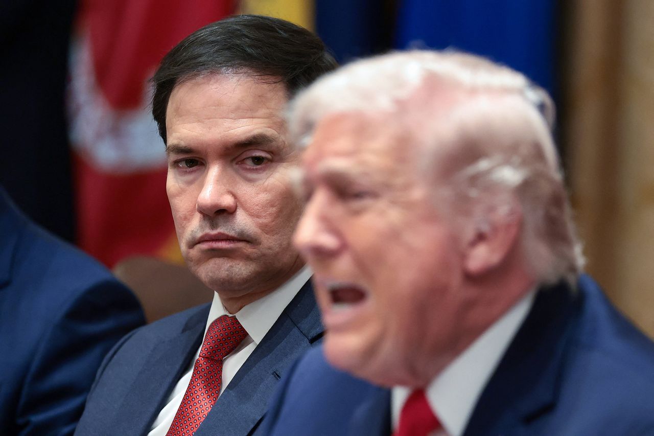 마코 루비오 미 국무장관이 29일(현지시간) 도널드 트럼프 미국 대통령이 주재한 내각회의 도중 트럼프 대통령의 발언을 심각한 표정으로 바라보고 있다. 로이터=연합뉴스