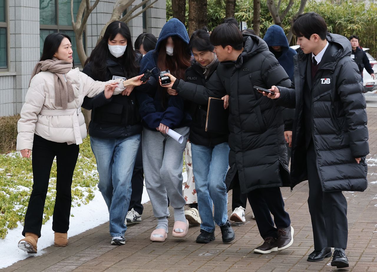 지난 26일 대전지방법원 홍성지원에서 충남경찰청으로 압송된 캄보디아 범죄 조직 한국인 피의자들이 구속 전 피의자 심문(영장실질심사)을 받기 위해 홍성법원으로 이송되고 있다. 뉴스1