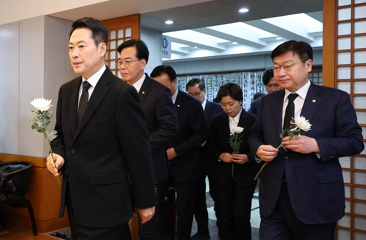 국민의힘 장동혁 대표(맨 왼쪽)와 송언석 원내대표 등 지도부가 30일 오전 서울 종로구 서울대학교병원 장례식장에 마련된 故 이해찬 전 국무총리의 빈소를 찾아 조문하고 있다. 사진공동취재단