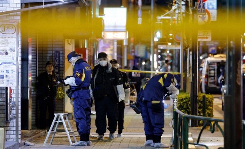 30일 새벽 일본 도쿄 다이토구에서 강도 사건으로 의심되는 현장 인근에서 수사관들이 조사를 벌이고 있다. 사진 홈페이지 캡처