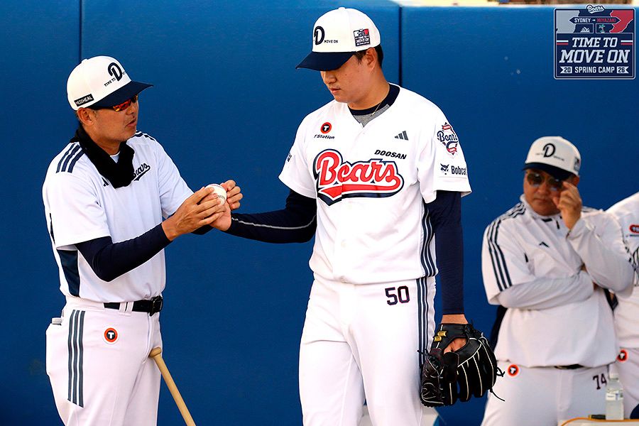 호주 스프링캠프 불펜에서 김원형 감독(왼쪽)의 피드백을 받는 두산 이영하(가운데). 사진 두산 베어스