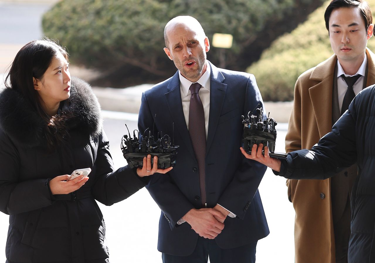 쿠팡의 대규모 개인정보 유출 사태에 대해 ‘셀프 조사’로 증거를 인멸한 혐의를 받는 해롤드 로저스 쿠팡 한국 임시 대표가 피의자 신분으로 조사를 받기 위해 30일 서울경찰청으로 출석하며 입장을 밝히고 있다. 연합뉴스