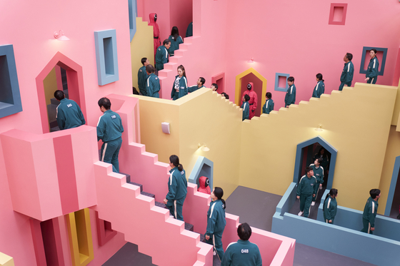 넷플릭스 오리지널 시리즈 '오징어 게임' 시즌 2의 한 장면. 재치있으면서도 섬뜩한 기운이 감도는 '오징어게임'의 세트를 완성한 채경선 미술감독은 시즌 1과 2로 미국 미술감독조합상(ADG)를 수상했다. 사진 넷플릭스