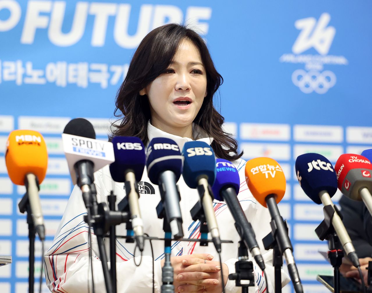 30일 출국을 앞두고 인터뷰하는 이수경 선수단장. 뉴스1 