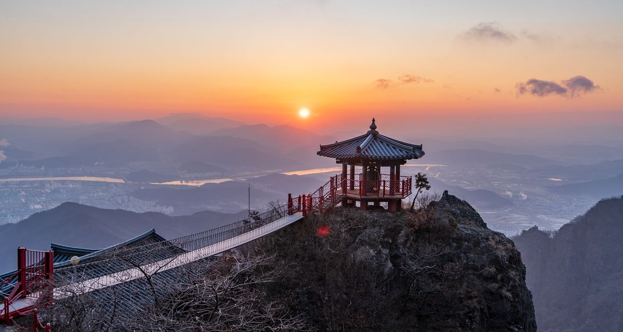 약사암 종각의 일출. 겹겹이 포개진 산등성이 위에서, 해가 조심스레 고개를 들고 있다. 백종현 기자