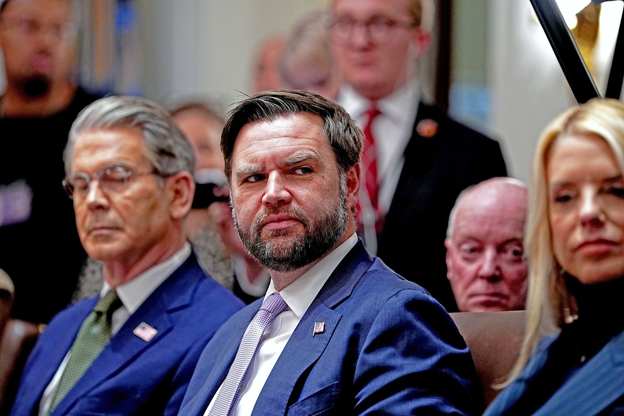 29일(현지시간) 미국 워싱턴 D.C. 백악관 내각 회의실에서 열린 내각 회의에 참석한 JD 밴스 부통령이 트럼프 대통령의 발언을 듣고 있다. 이날 회의는 미네소타 총격 사건 이후 열린 트럼프 행정부의 첫 공개회의다. EPA=연합뉴스