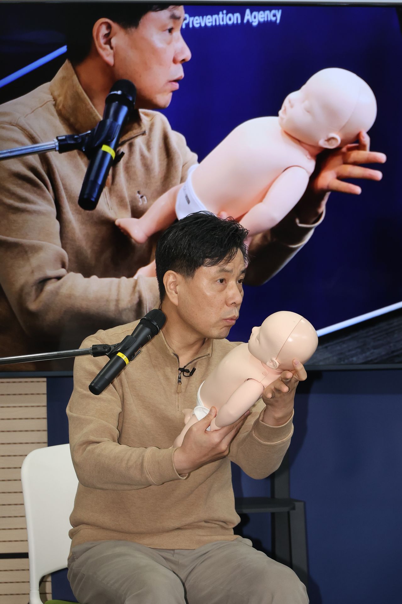 29일 충북 오송 질병관리청에서 이창희 남서울대 응급구조학과 교수가 개정된 심폐소생술에 따라 영아를 양손으로 감싸 안고 두 엄지손가락으로 압박하는 방법을 시연하는 모습. 연합뉴스