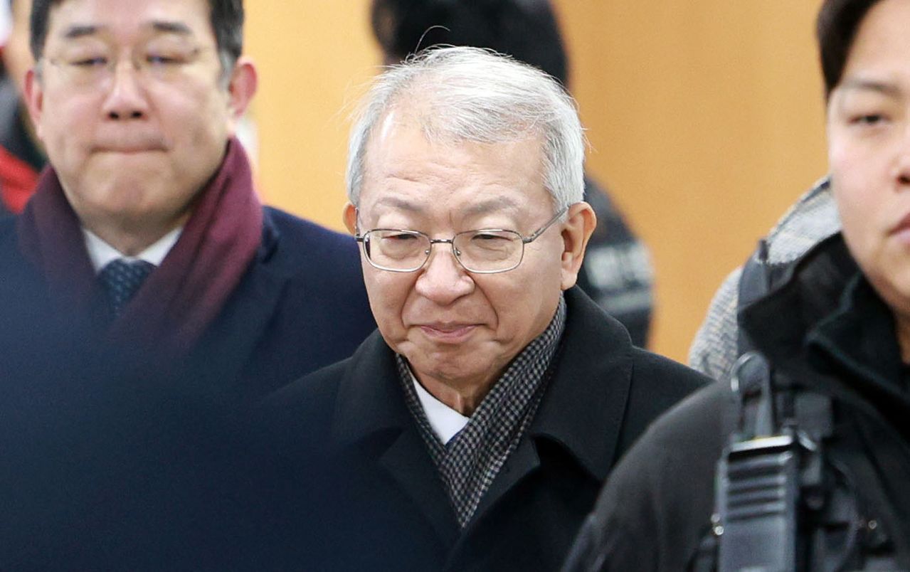 '사법농단' 의혹을 받는 양승태 전 대법원장이 30일 서울 서초구 서울고등법원에서 열린 직권남용 권리 행사 방해 혐의 2심 선고 공판에 출석하고 있다. 뉴스1