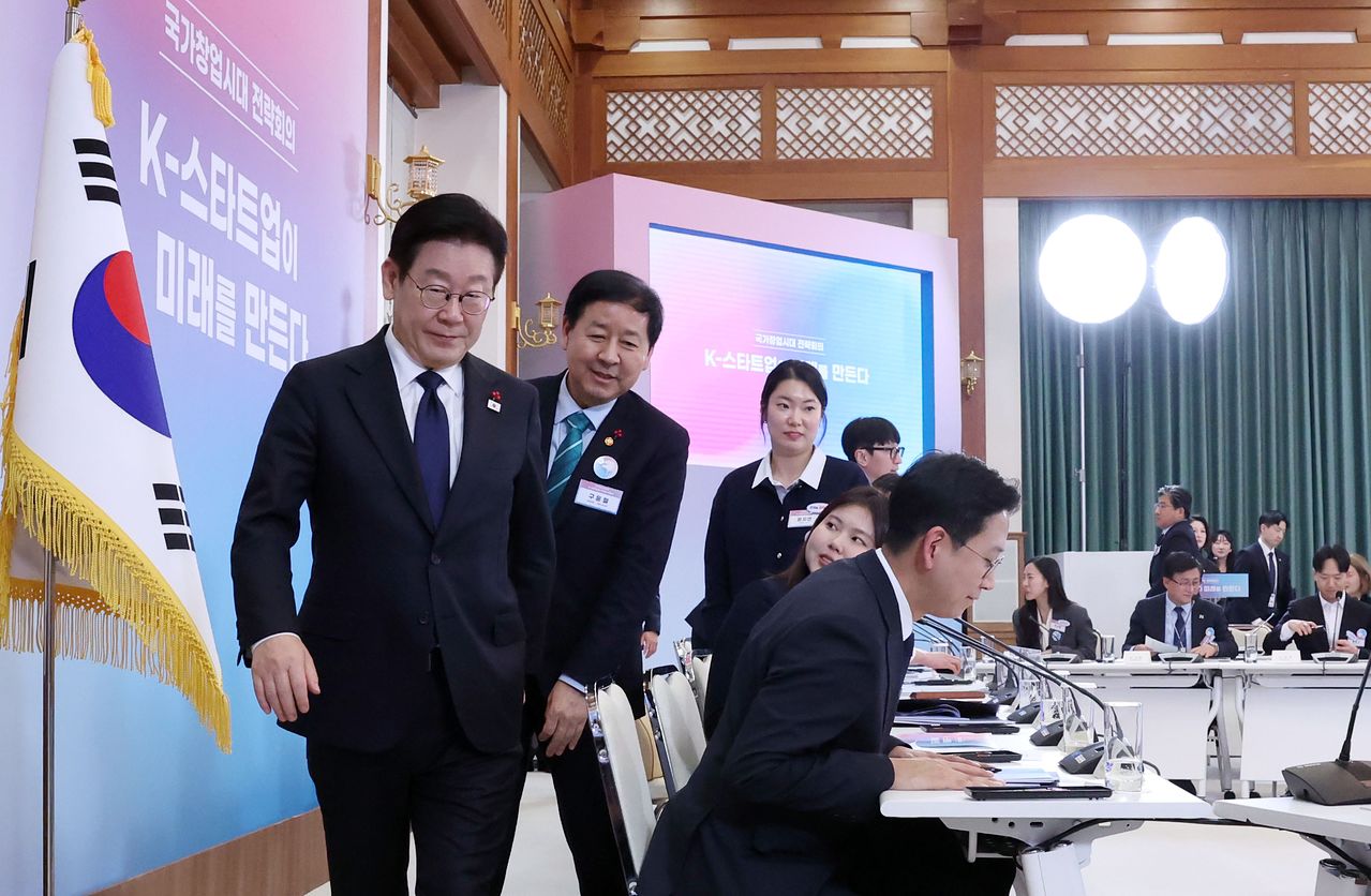 이재명 대통령이 30일 청와대에서 열린 국가창업시대 전략회의 'K-스타트업이 미래를 만든다'를 마친 뒤 자리를 나서고 있다./2026.1.30. 청와대사진기자단