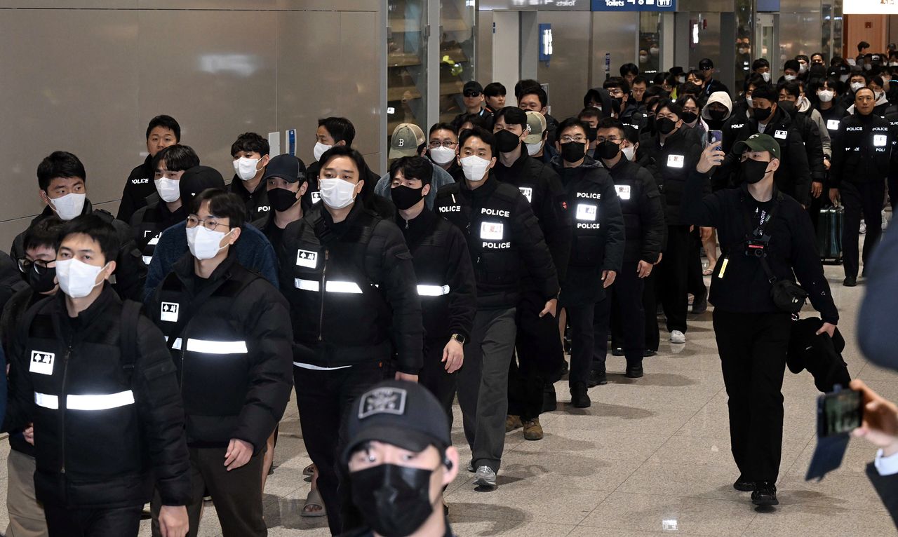 캄보디아를 거점 삼아 한국인 869명에게 총 486억 원을 뜯어낸 한국 국적 피의자 73명이 23일 오전 인천공항을 통해 송환되고 있다. 김경록 기자