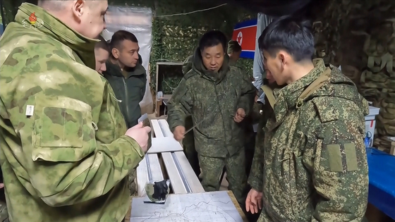 북한 조선중앙TV는 우크라이나 전쟁에 참전한 북한군의 전투 영상 기록물을 지난해 9월 31일 저녁 9시10분께 공개했다. 북한군 간부들이 러시아군과 전술토론을 하고 있다. 조선중앙TV 캡처