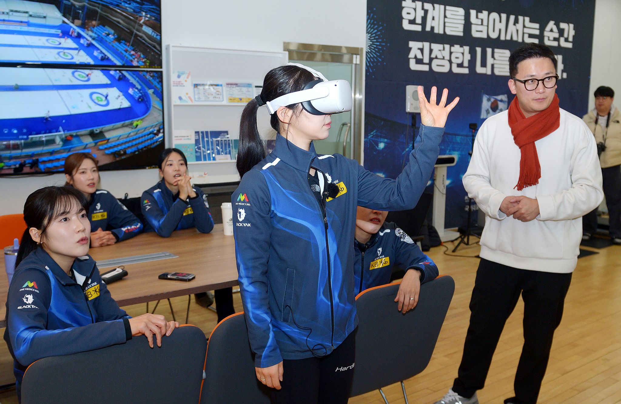 컬링 국가대표팀 김수지가 아이트래커를 끼고 훈련하고 있다. 김성태 객원기자